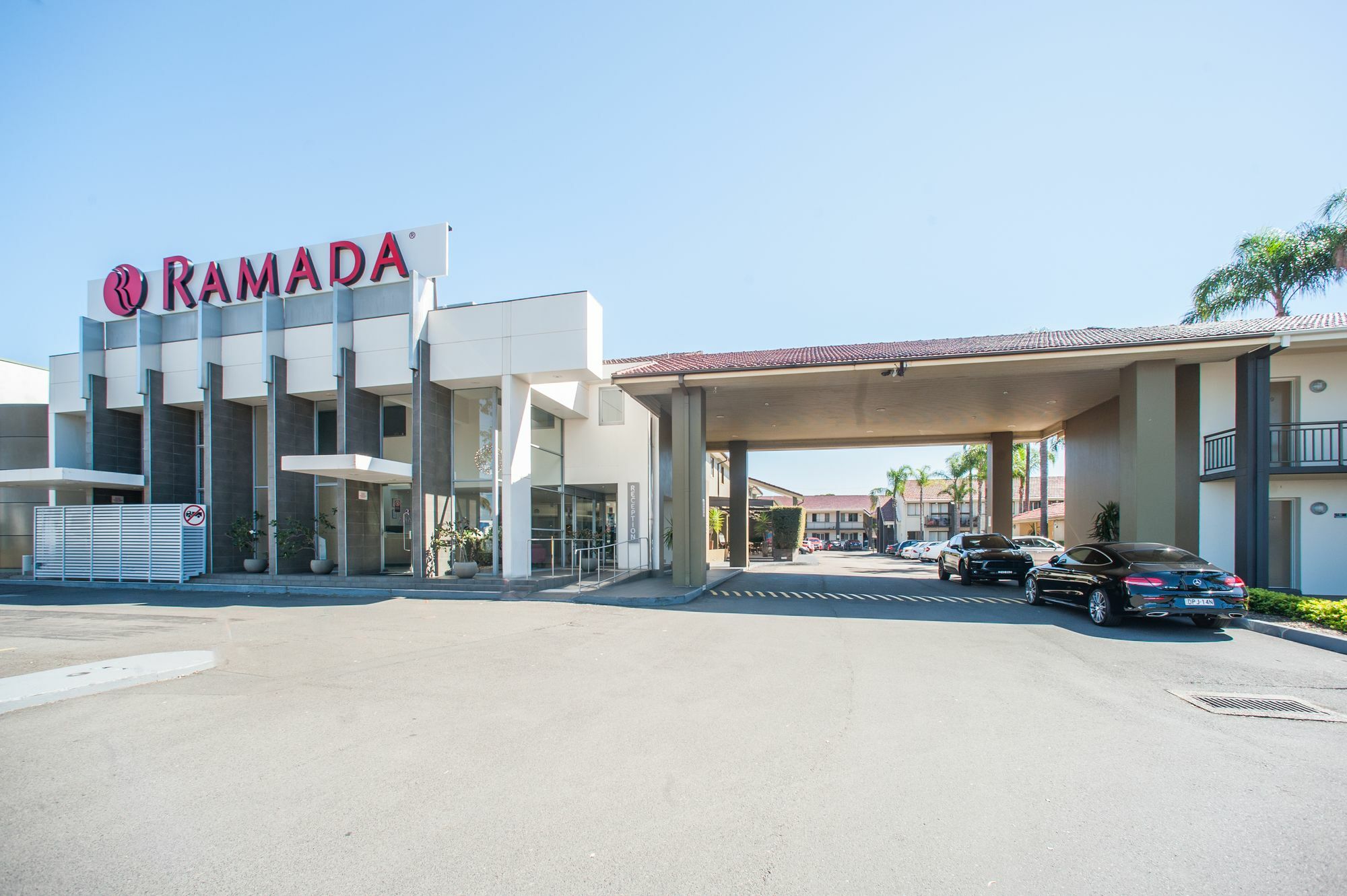 Ramada Hotel & Suites By Wyndham Cabramatta Екстериор снимка