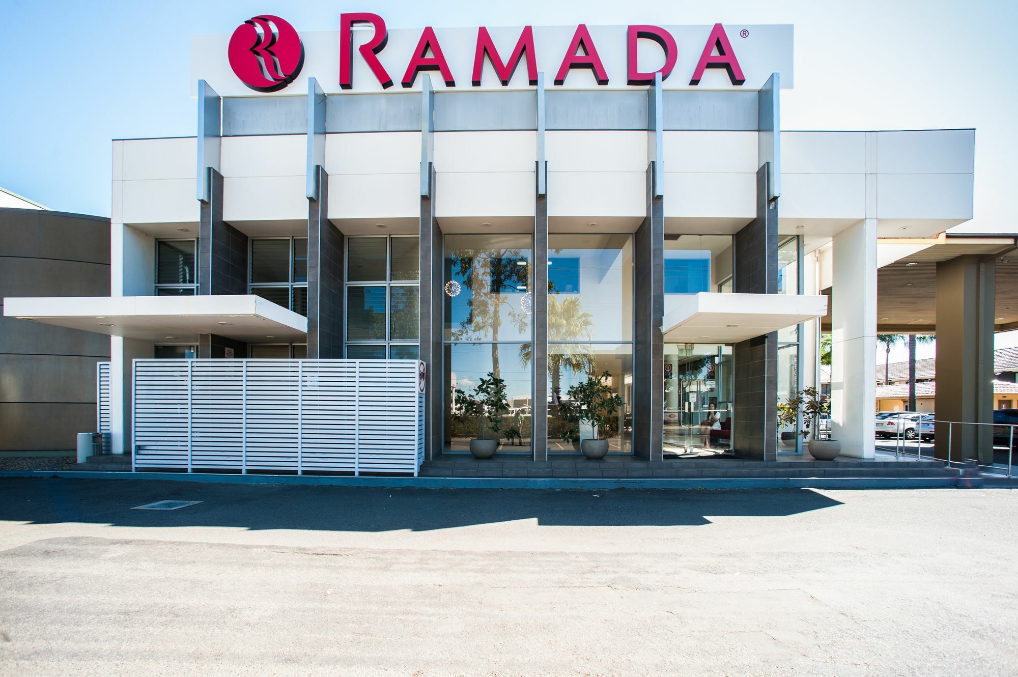 Ramada Hotel & Suites By Wyndham Cabramatta Екстериор снимка